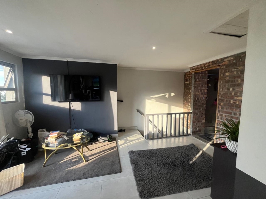 6 Bedroom Property for Sale in Vredehoek Western Cape